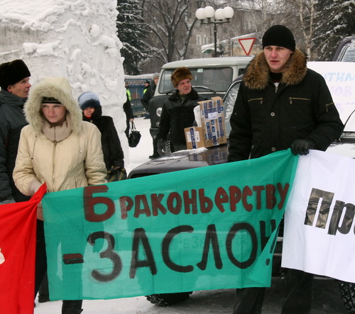 Митингующие требовали не только этого. Среди требований также были отставка руководства республики и введение моратория на охоту Митингующие требовали не только этого. Среди требований также были отставка руководства республики и введение моратория на охоту