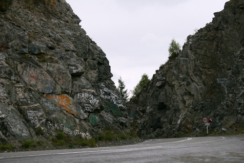 Вершина Чике-Тамана фактически обезображена надписями на скалах