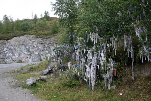 Авторов современных петроглифов не смущает соседство с культовыми местами алтайцев