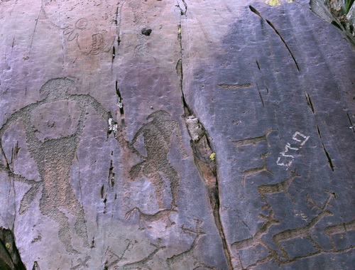 Отметиться рядом с древними рисунками – особой шик у гопоты