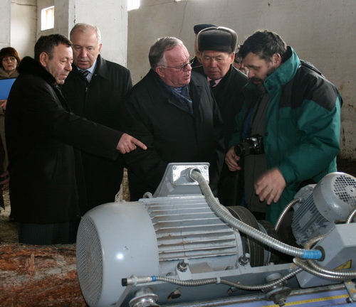 Членам правительства продемонстрировали оборудование по оцилиндровке бревен