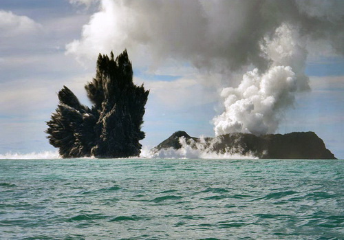 Извержение подводного вулкана в Тихом океане. Dana Stephenson/Getty Images