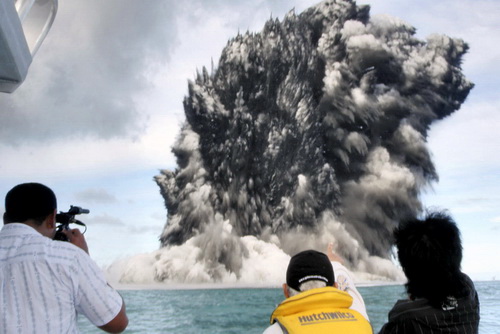 Извержение подводного вулкана в Тихом океане. Dana Stephenson/Getty Images