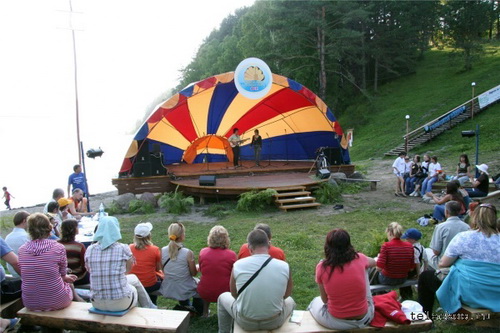 «Золотая песня Золотого Озера» в 2008 году. Фото с сайта teleckoe.ru