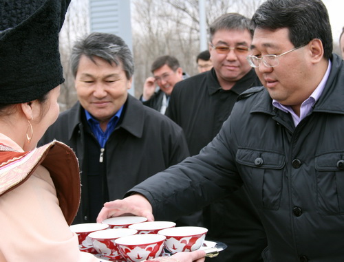 Вице-премьера Калмыкии Владимира Сенглеева угощают чегенем