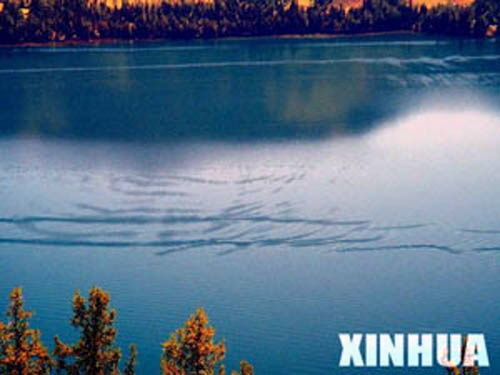 После публикации подобных снимков, на которых якобы обнаруживаются следы присутствия в озере Канас дракона, интерес к округу Алтай (Китай) среди туристов возрастает