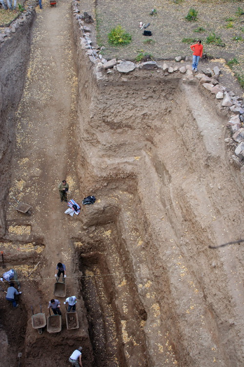 Археологи под руководством Натальи Полосьмак занимаются раскопками кургана в Монголии (фото Антона Лучанского)