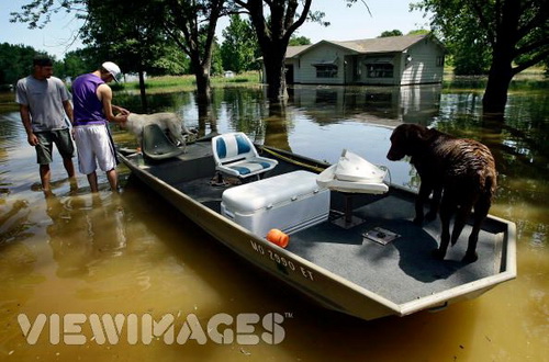 Жители Винфилда так благодарны Стоунбрейкеру за борьбу с наводнением, что избрали его мэром посмертно