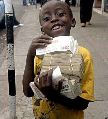 Именно столько зимбабвийских долларов нужно было в последнее время, чтобы купить один доллар США