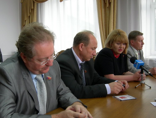 Слева направо: Сергей Обухов, Валерий Рашкин, Нина Останина и Анатолий Локоть