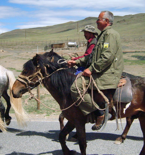 Путешественники пересели на алтайских лошадей