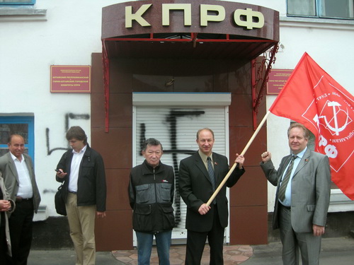 Депутаты-коммунисты сфотографировались на фоне свастик