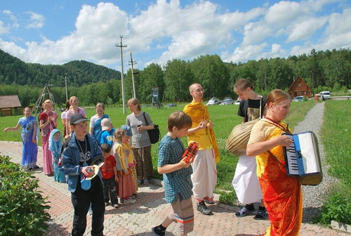 Детская харинама (воспевание Святых Имен)