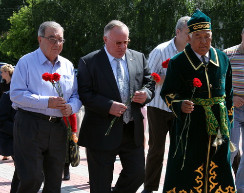 Примаков, Бердников и Эл-башчы Борис Алушкин возлагают цветы к памятнику Чорос-Гуркину