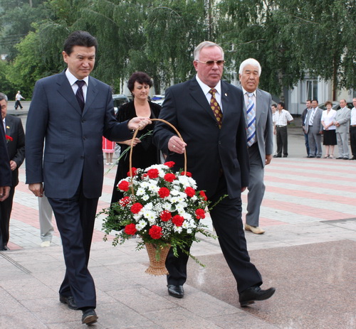 Илюмжинов и Бердников возложили цветы к памятнику алтайскому художнику