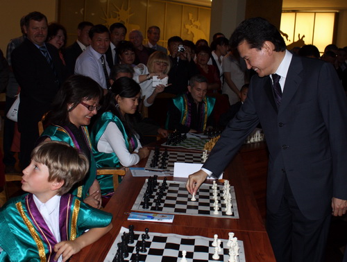 Кирсан Илюмжинов сделал первый ход