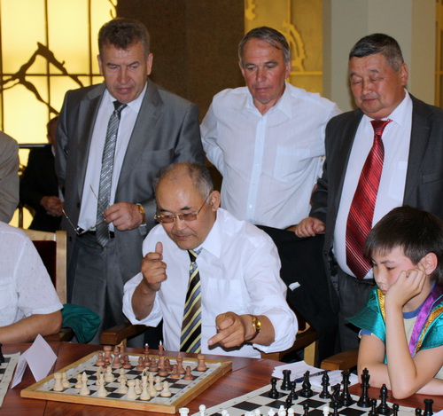 За доской – депутат Госсобрания Владимир Амургушев. Группа поддержки в составе главного федерального инспектора Александра Завьялова, депутата-коммуниста Анатолий Зюлина и министра труда и соцразвития Геннадия Сумина не помогла Амургушеву одолеть 16-летнего шахматиста