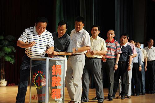 Алтайские чиновники сдают деньги на помощь пострадавшим от волнений в Урумчи. Фото с официального сайта Компартии Китая