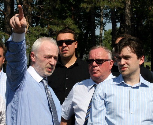 В прошлом году совладельцу «Алемара» Леониду Меламеду (слева) не удалось убедить замминистра экономического развития и торговли РФ Станислава Воскресенского в необходимости включения манжерокской площадки в состав «Алтайской Долины». В этом году финансовый кризис сделал это за Меламеда