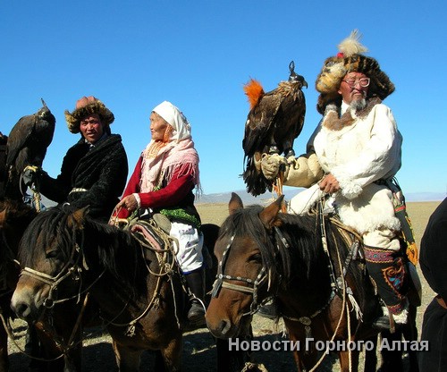 Аксакалы с беркутами перед началом соревнований