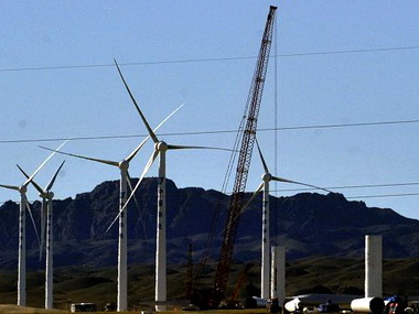 В предгорьях Алтайских гор вовсю идет строительство ветряной электростанции