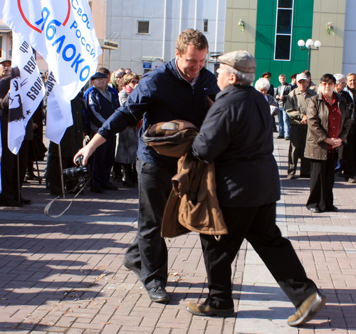 Казак Юрий Федотов под знаменами «Яблока» прогоняет журналиста от трибуны