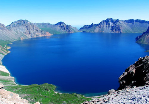 Озеро Тяньчи расположено в кратере вулкана и подземными каналами соединено с Японским морем