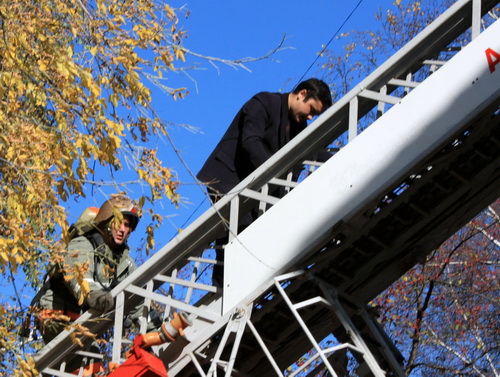 Некоторых чиновников пришлось спасать с помощью лестниц