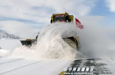 Под знаменем партии техника расчищает китайские дороги от снега