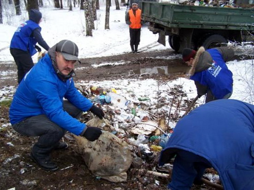 Олег Кулигин и молодогвардейцы убирают мусор в березовой роще