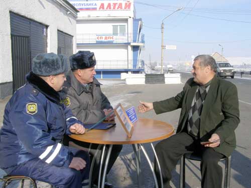 Сергей Егоров и Сергей Терешин беседуют с водителем