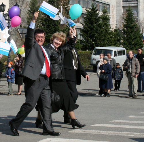 Главный экономист Республики Алтай Александр Алчубаев (на фото с флажком) победил главного спортсмена
