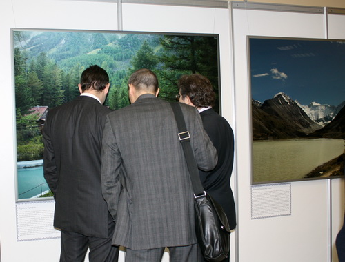 Господин Журба (на сей раз – справа) также поработал экскурсоводом, показывая своим бизнес-партнерам фотографии с видами Горного Алтая