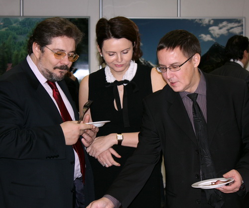 Президент «Алемара» Дмитрий Журба (слева) чувствовал себя хозяином и следил за тем, чтобы его гости хорошо покушали