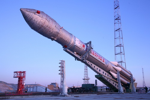 Ракета-носитель со спутниками устанавливается на стартовую площадку
