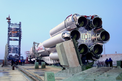 Ракета-носитель со спутниками устанавливается на стартовую площадку
