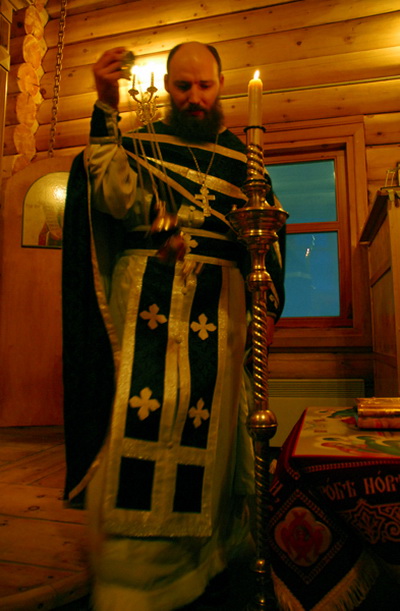 Отец Сергей ведет службу