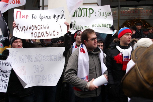Пикет мологвардейцев едва не перерос в потасовку с представителями ЛДПР