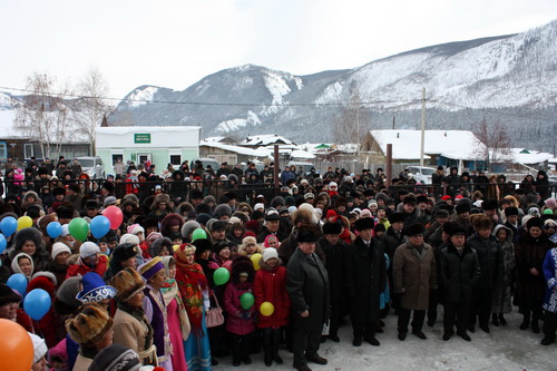 На открытие школы пришли несколько сотен жителей Акташа