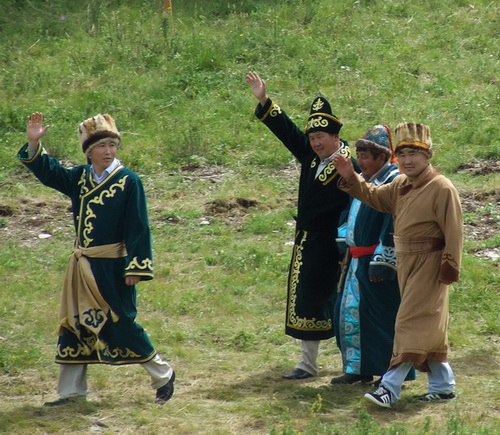 Леонид Ефимов (впереди) засмотрелся не в ту сторону