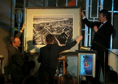 Работу, сделанную Медведевым, продали за 51 млн рублей (фото: «Комсомольская правда»)