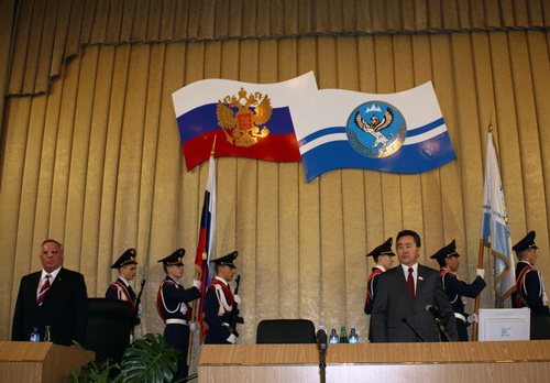 В начале заседания в большой зал Госсобрания внесли флаги России и Республики Алтай…