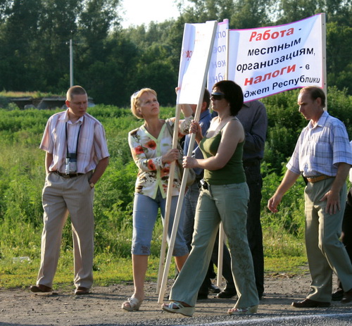 Михаил Пиряев (слева), уже будучи отстраненным от должности, принимал активное участие в организации акций протеста