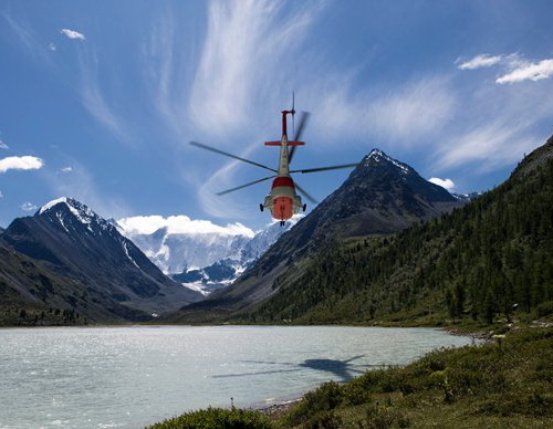 Вертолет доставил одного из лучших военных пилотов Индии на озеро Ак-Кем