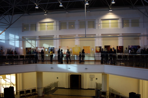 Выставка разместилась на верхнем этаже Драмтеатра