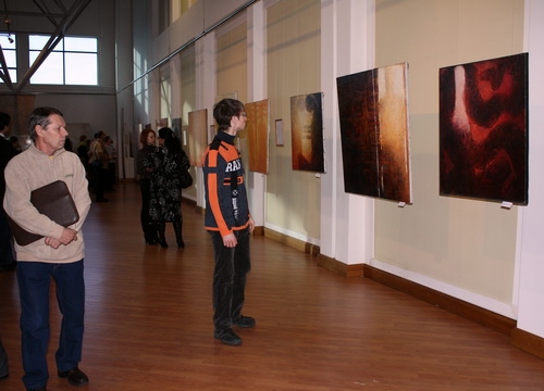 Зрители по совету Эдокова пытались проследить по картинам мировоззрение художника