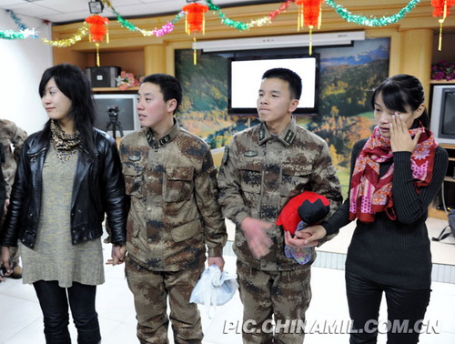 Отличники боевой и политической подготовки с невестами