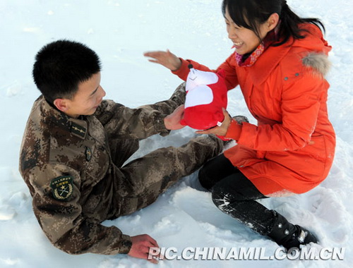 Парочка резвится на снегу