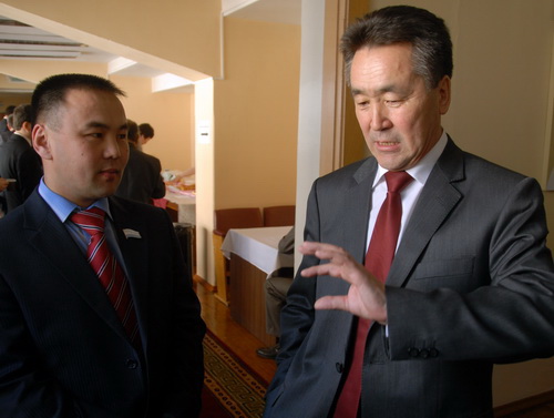 Перед голосованием господин Белеков рассказывает Князеву о методах убеждения