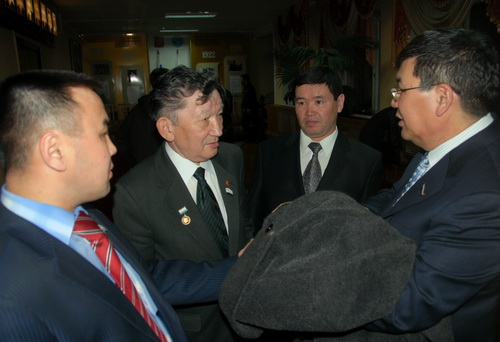 Коммунисты, попавшие под влияние оппозиционеров, могут выдвинуть кандидатуру Александра Манзырова (второй справа) на пост сенатора